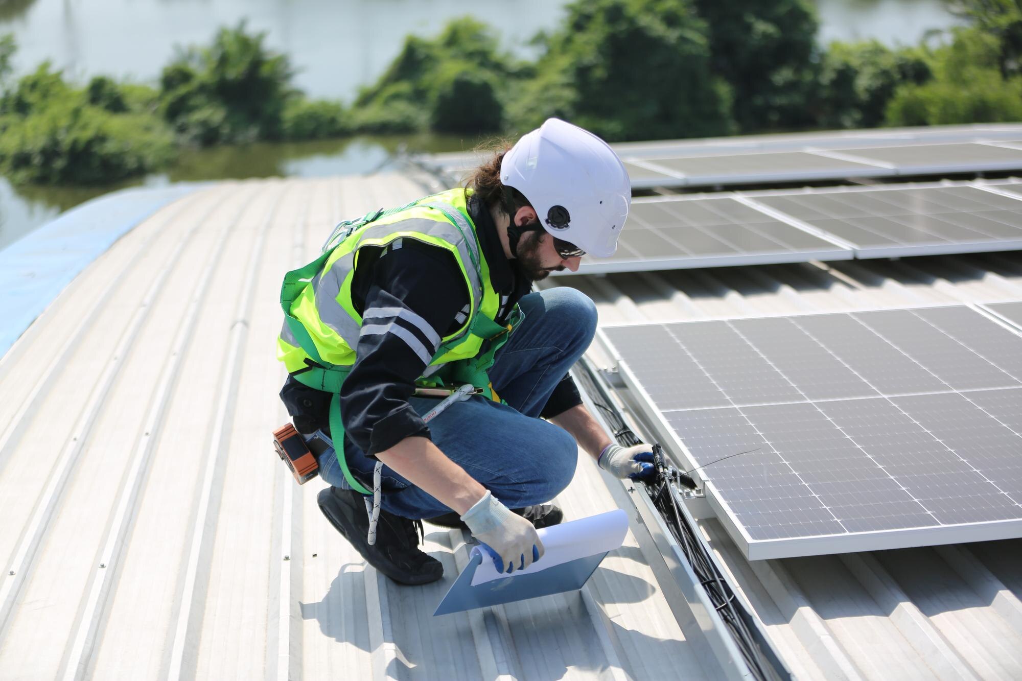 Installation de panneaux solaires sur toiture